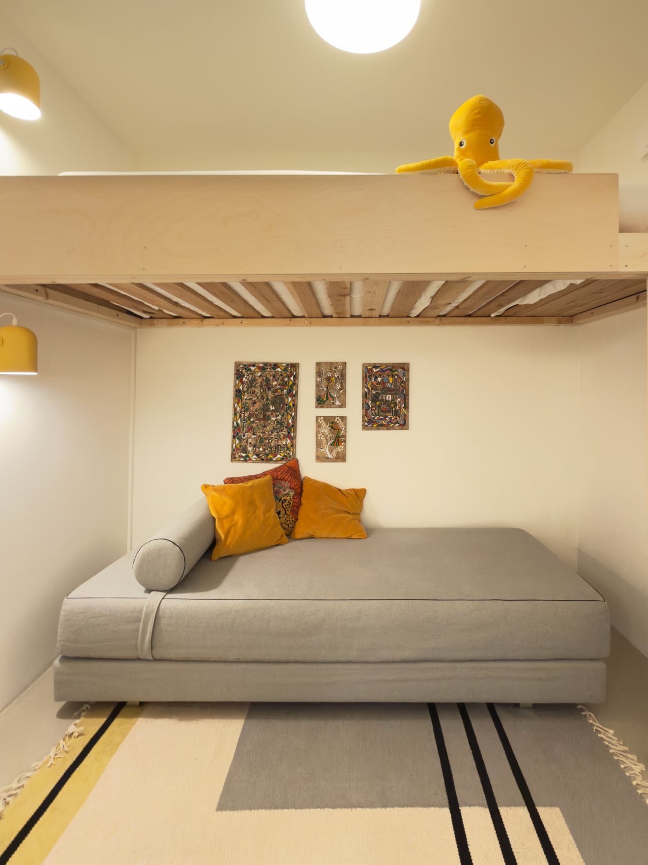 Separates Schlafzimmer mit Doppelfuton und Kinderhochbett darüber